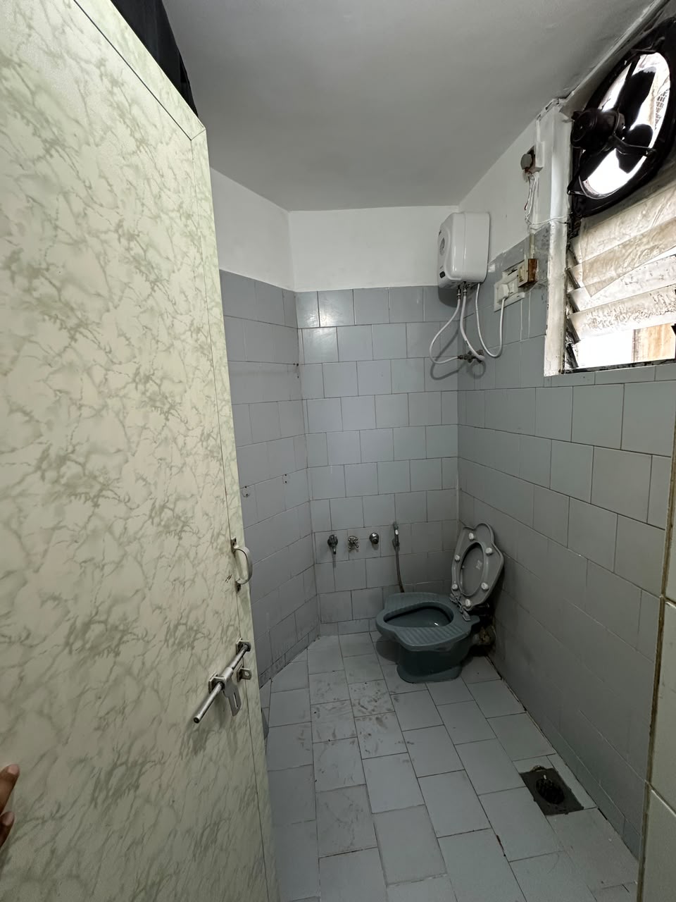 Ventilated Washroom with Water Geyser